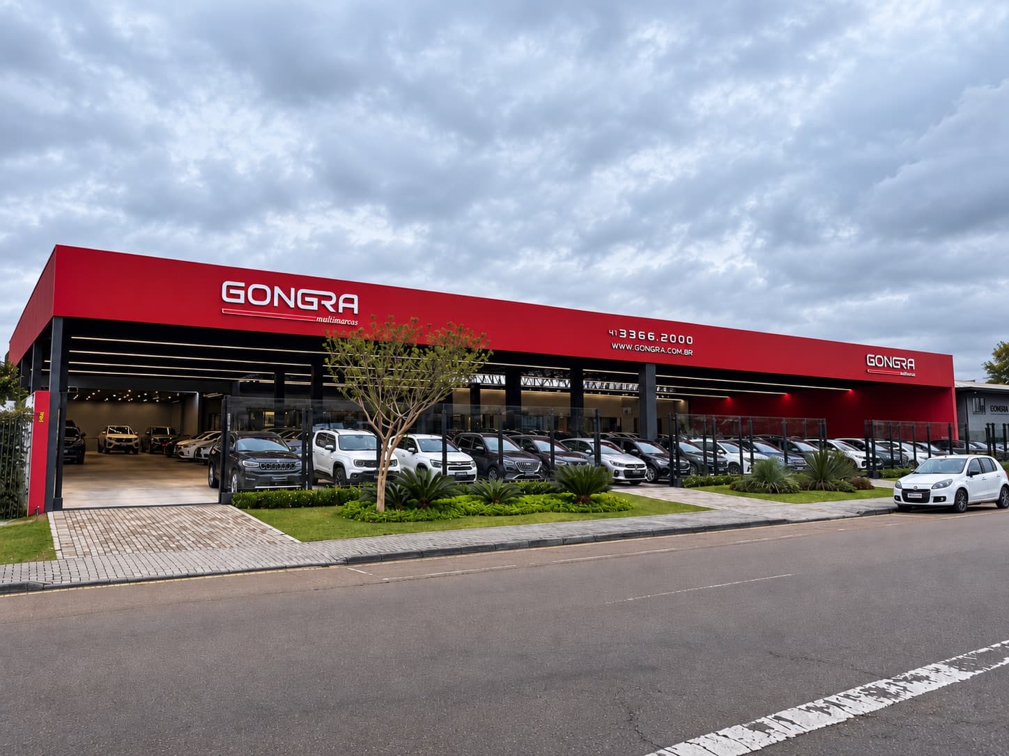 Fachada da Gongra Multimarcas com veículos expostos