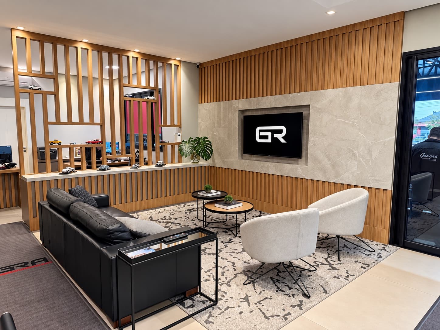 Sala de espera da Gongra com sofá, poltronas e TV